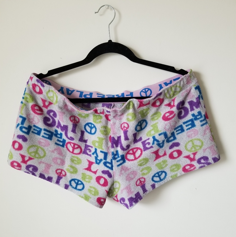 SLEEPWEAR PEACE GRAPHIC NIGHT SHORTS/ FREE PLAY